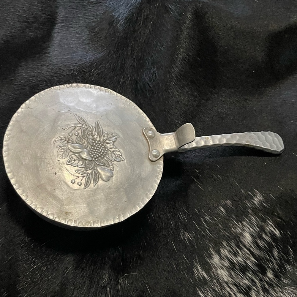 Vintage Everlast 552 ALUMINUM SILENT BUTLER
Hand-Forged‎ Unusual Fruit Design